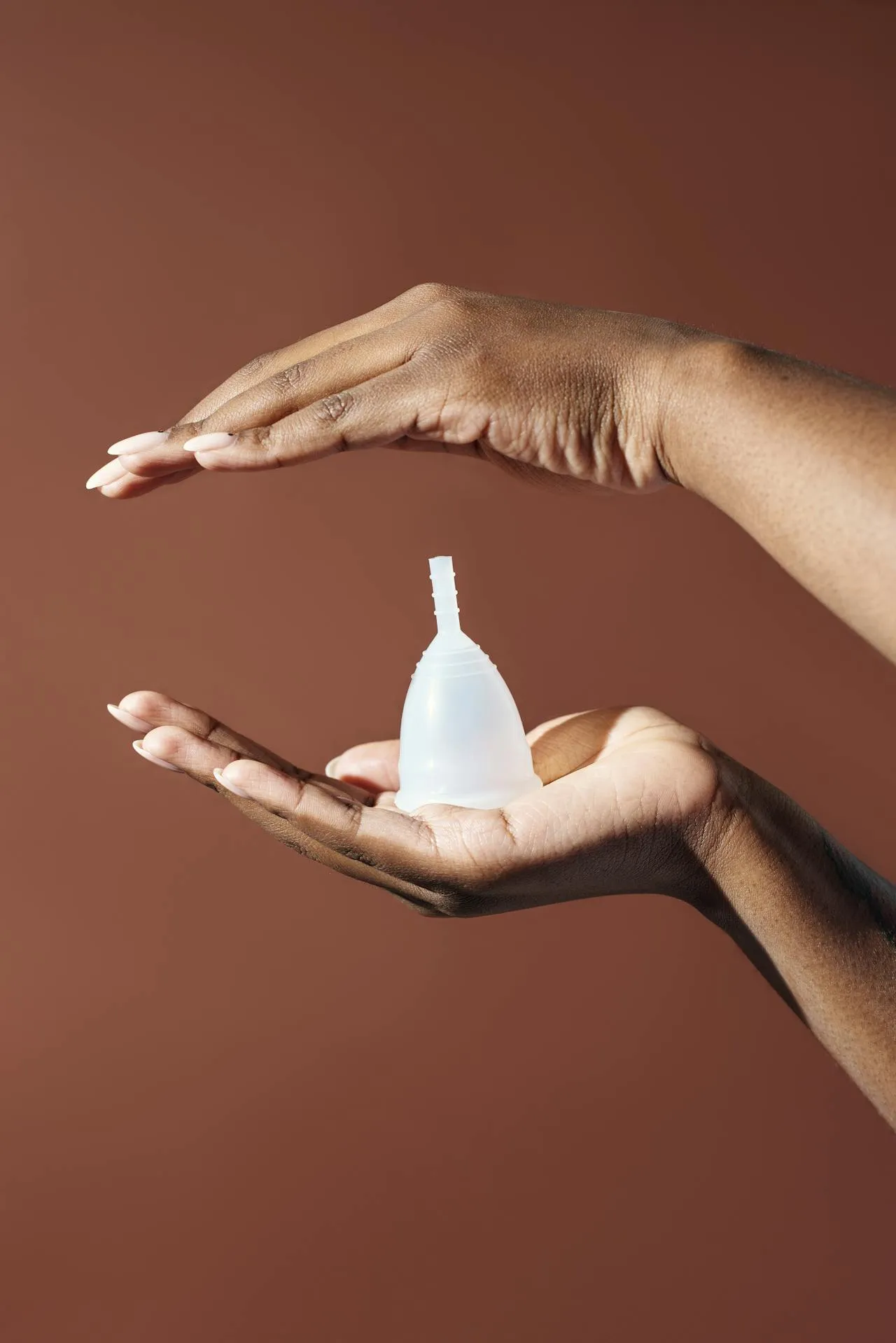 Primul pas spre confortul lunar – Ce trebuie să știi înainte de a încerca cupa menstruală