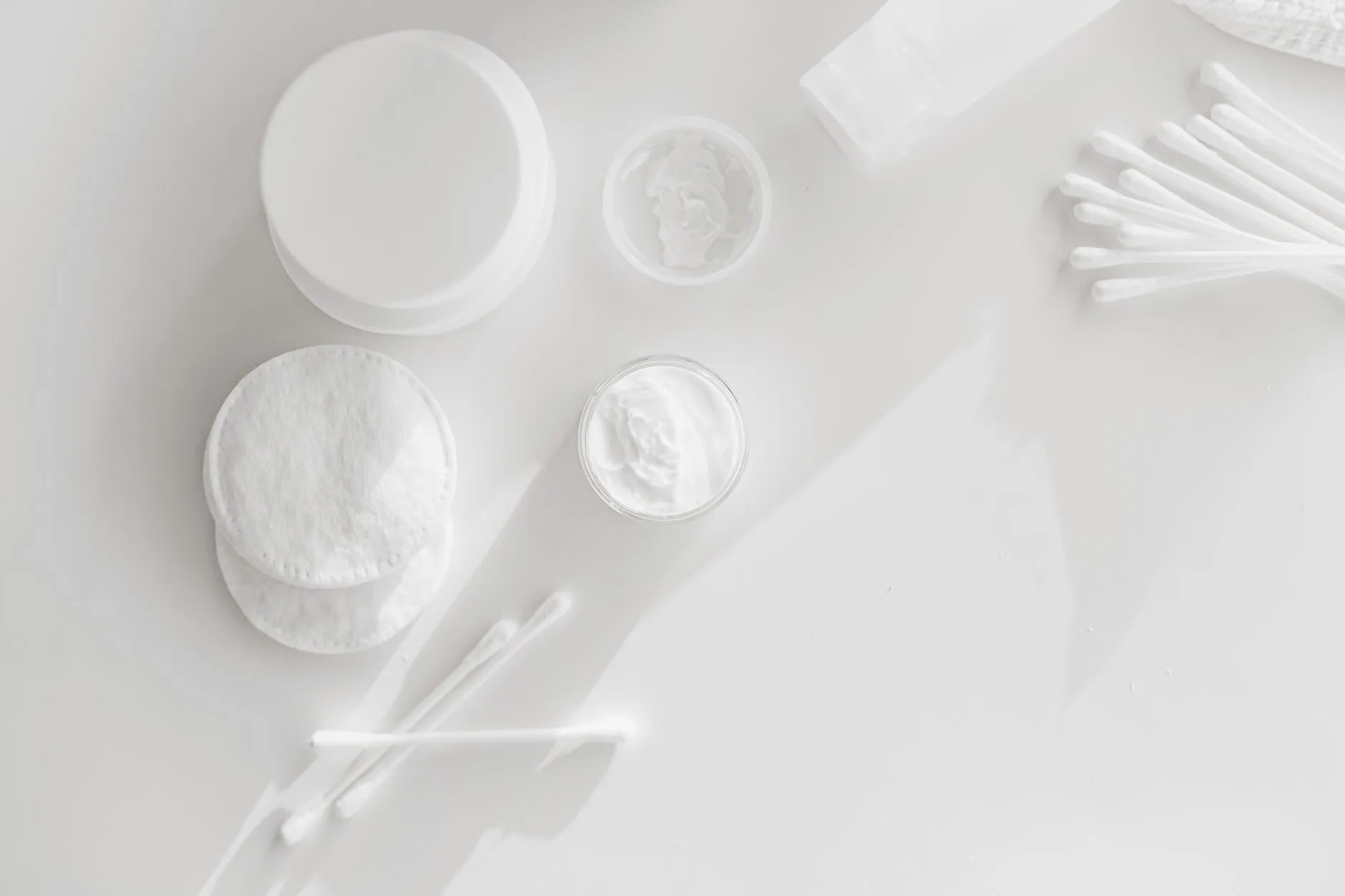 Ingrijirea pielii sensibile: ce ingrediente sa eviti — Clinica Online