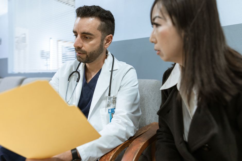 Pacient in discutie cu medicul