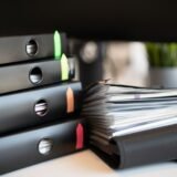 Dosar cu documente medicale, analize și imagini radiologice pe biroul unei clinici, pregătit pentru o a doua opinie