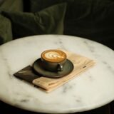 Ziar deschis la pagina de sănătate, pe o masă de cafea, lângă o ceașcă și o pereche de ochelari