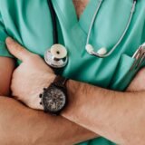Stetoscop așezat pe pieptul unui pacient în timpul unui consult pentru palpitații și ritm cardiac neregulat