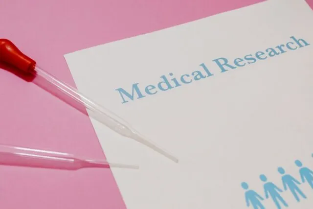 Documente și notițe folosite pentru a compara tipuri de studii medicale